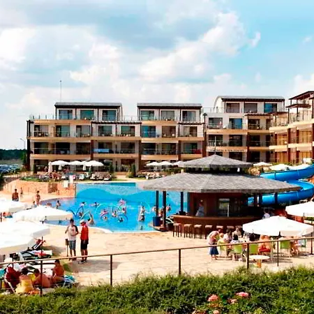 אתר נופש Topola Skies & Aquapark קברנה